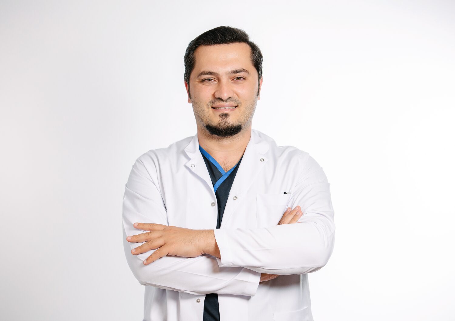 Bild zeigt Dr. Abdulaziz Balwi mit verschränkten Armen vor einem weißen Hintergrund