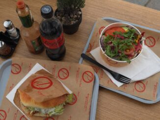 Kebap-Sandwich und Döner-Bowl mit frischem Gemüse auf einem Tisch in Wien.