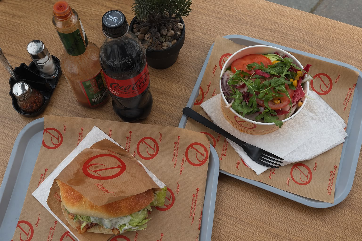 Kebap-Sandwich und Döner-Bowl mit frischem Gemüse auf einem Tisch in Wien.
