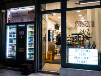 Beleuchteter 24/7-Späti mit Getränkeautomaten und Snacks in Wien bei Nacht