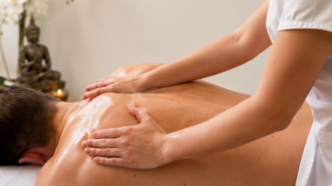 Rückenmassage mit Öl in einem ruhigen Massagestudio in Wien.