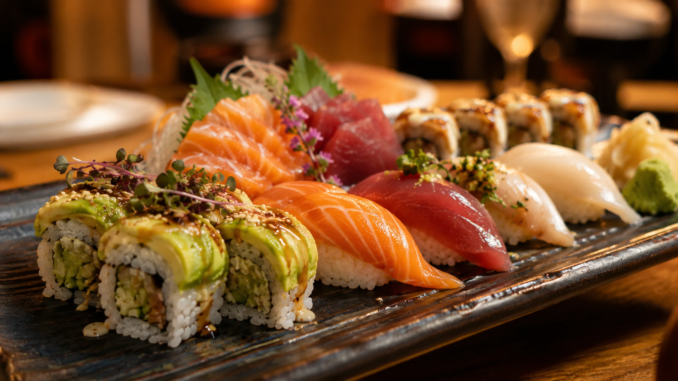 Sushi-Platte mit Lachs, Thunfisch, Nigiri, Sashimi und Avocado-Rolls in einem japanischen Restaurant