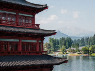Wellnesshotel in Österreich mit asiatisch inspirierter Architektur, See und Berglandschaft im Hintergrund.