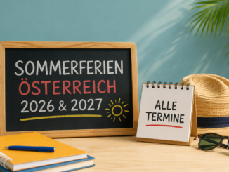 Kinder genießen die Sommerferien am Wiener Donaukanal, während im Vordergrund ein leerer Schulranzen steht.