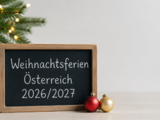 Weihnachtsferien Österreich 2026/2027 mit Tafel, Weihnachtskugeln und Tannenzweigen.