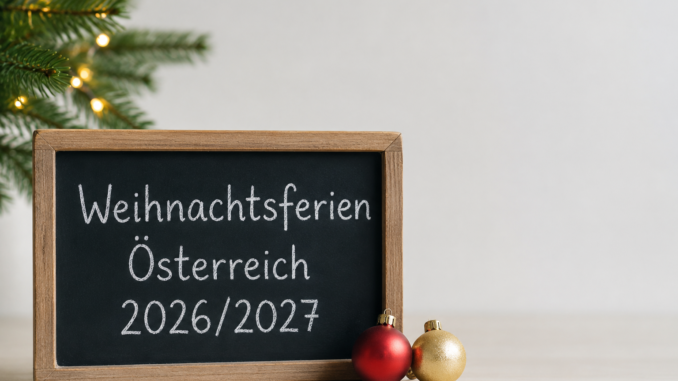 Weihnachtsferien Österreich 2026/2027 mit Tafel, Weihnachtskugeln und Tannenzweigen.