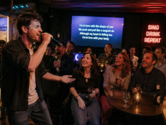 Sänger tritt mit Mikrofon in einer gut besuchten Wiener Karaokebar auf, während das Publikum mitfeiert